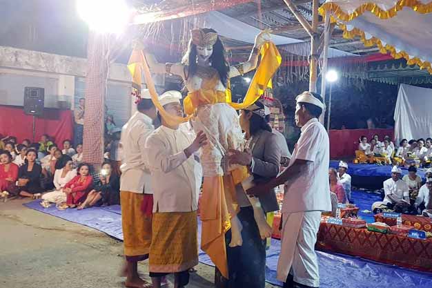 Bupati Klungkung Nyoman Suwirta Menghadiri Ritual "Aci Sang Hyang Grodog" di Nusa Lembongan