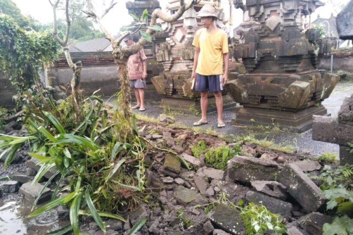 Tembok Pura Paibon di Desa Nyalian Klungkung Roboh Akibat Hujan Lebat